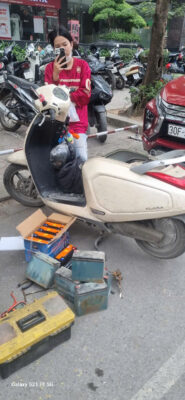 thay ắc quy xe điện vinfast tại nhà